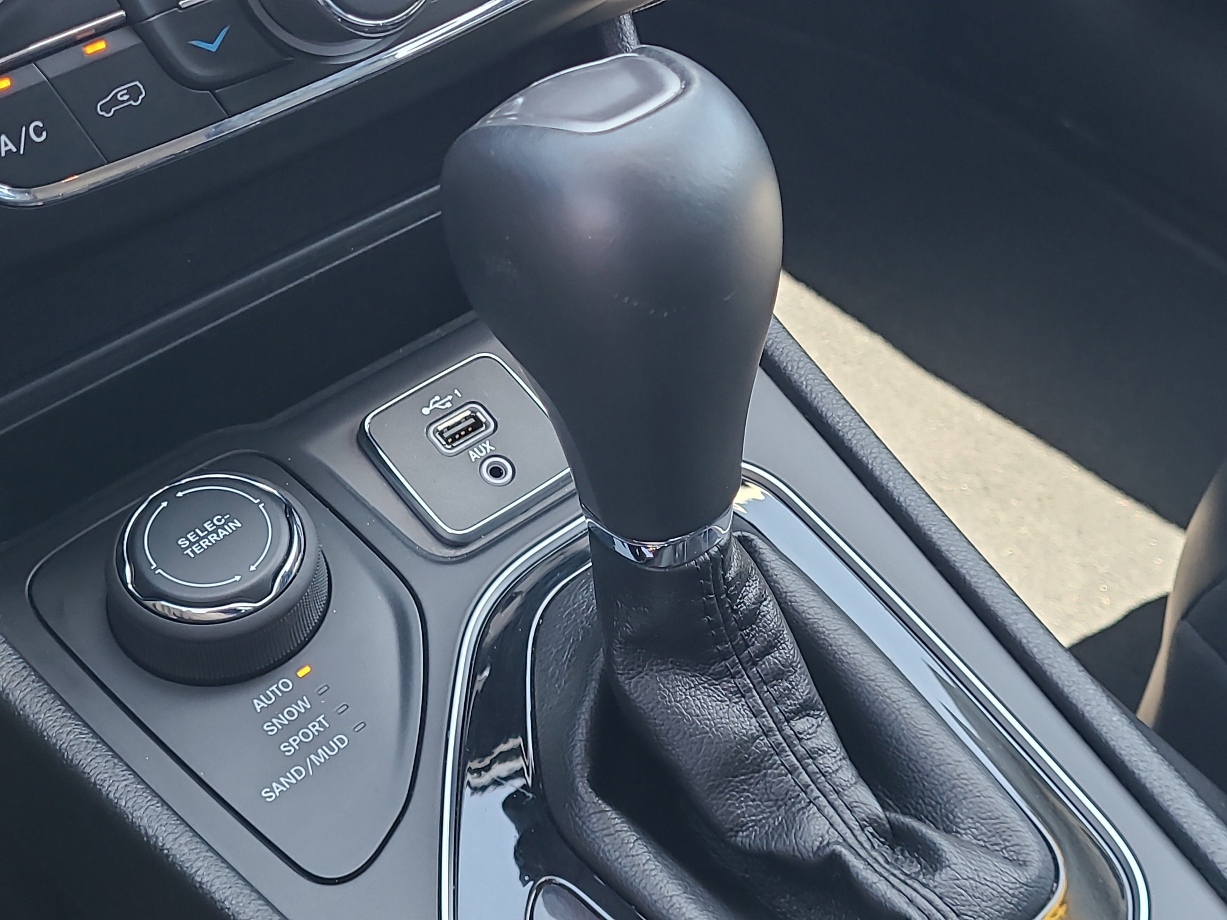 Used 2020 Jeep Cherokee Limited AWD/4WD image 25