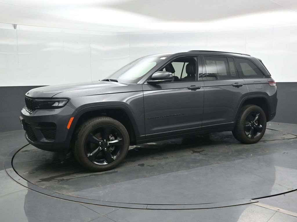 Used 2025 Jeep Grand Cherokee Altitude AWD/4WD image 7