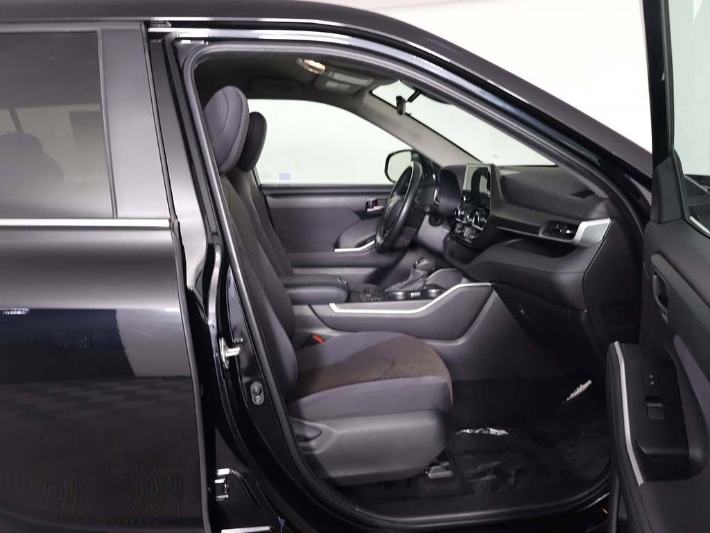 Used 2024 Toyota Highlander LE image 28