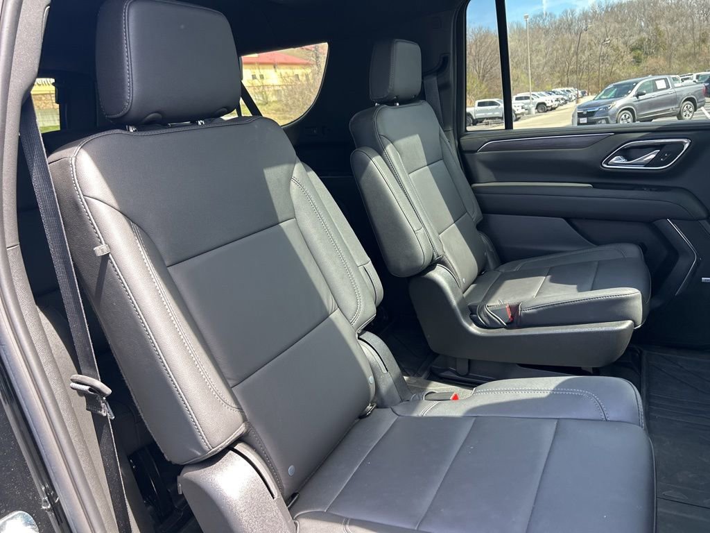 Used 2024 Chevrolet Suburban Z71 w/ Luxury Package AWD/4WD image 37