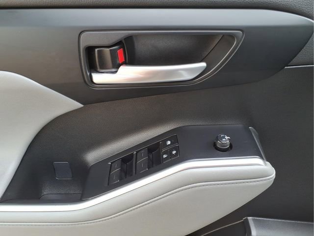 Used 2023 Toyota Highlander XLE image 11