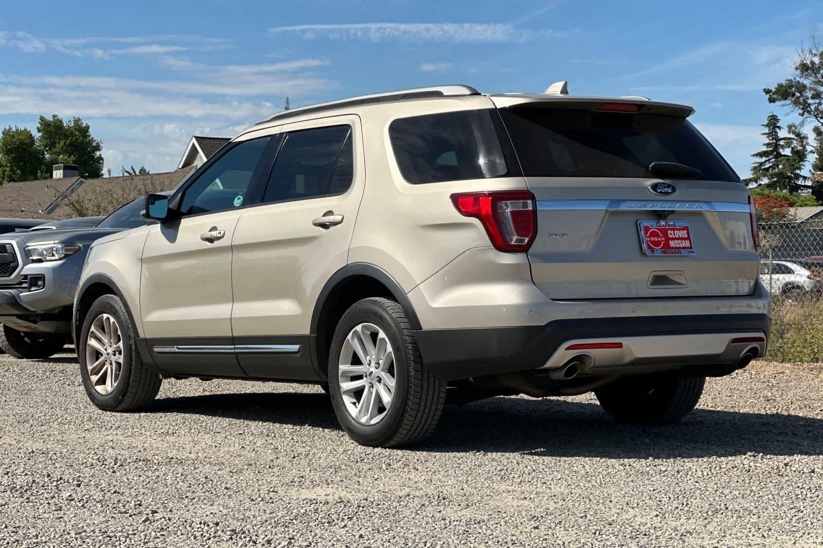 Used 2017 Ford Explorer XLT FWD image 7