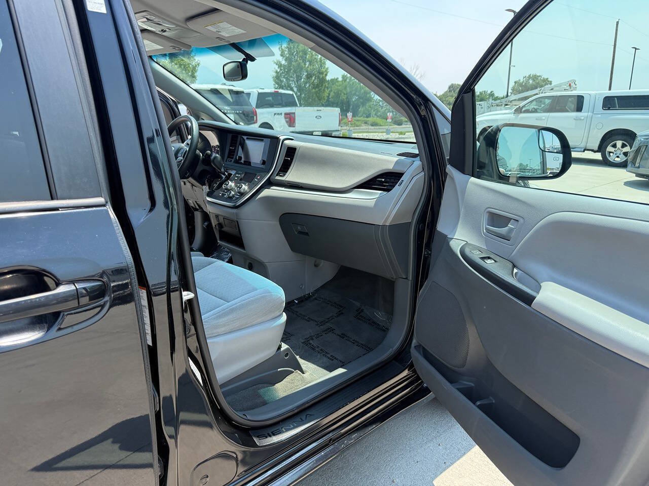 Used 2017 Toyota Sienna LE FWD image 23