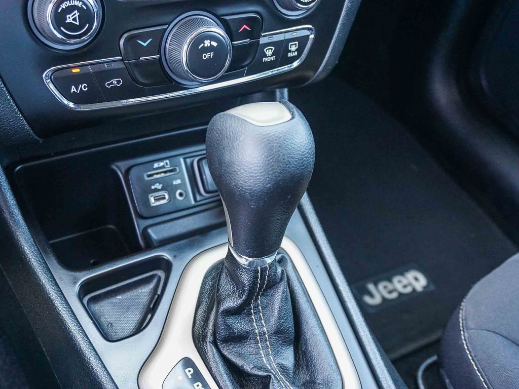 Used 2015 Jeep Cherokee Latitude FWD image 23