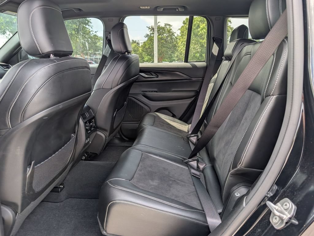 Used 2025 Jeep Grand Cherokee Altitude RWD image 26