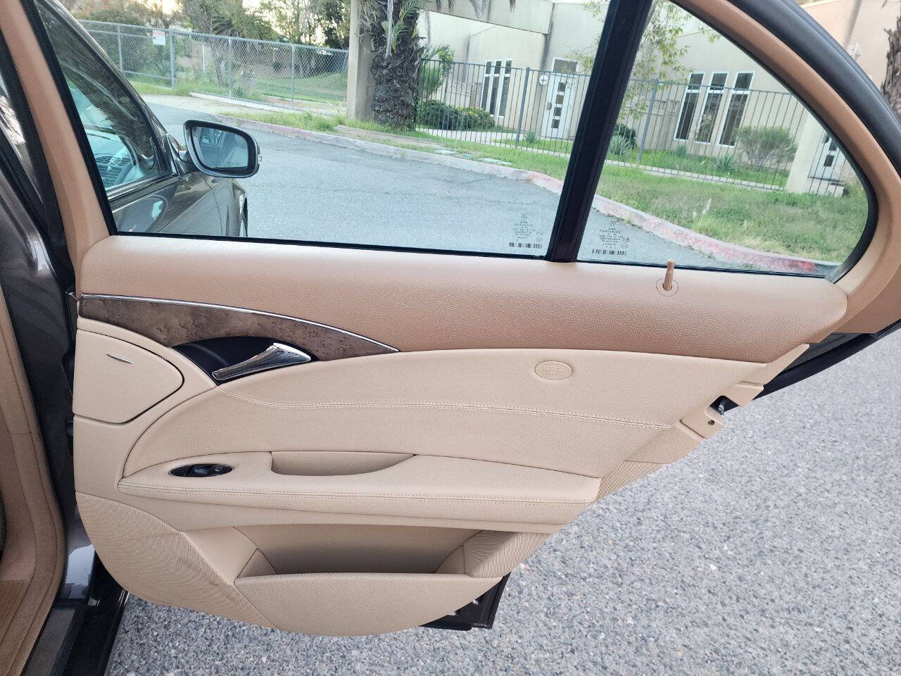 Used 2009 Mercedes-Benz E 350 Sedan image 40
