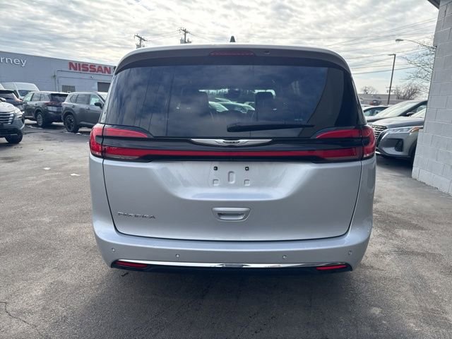 Used 2024 Chrysler Pacifica Touring-L FWD image 3