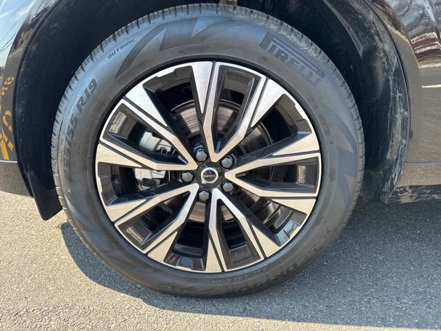 Certified 2025 Volvo XC60 B5 Plus AWD/4WD image 9