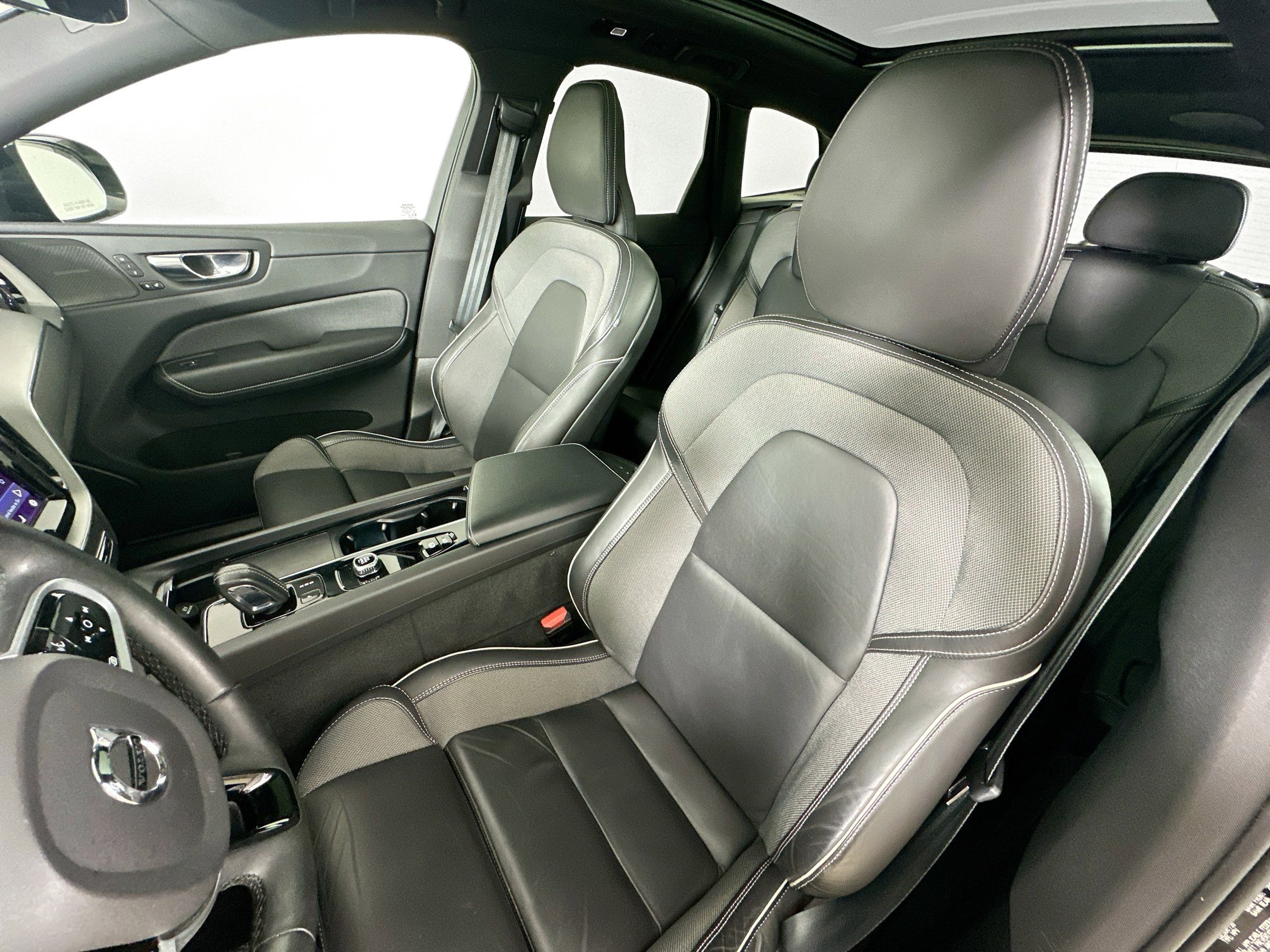 Used 2022 Volvo XC60 T8 R-Design w/ Advanced Package image 15