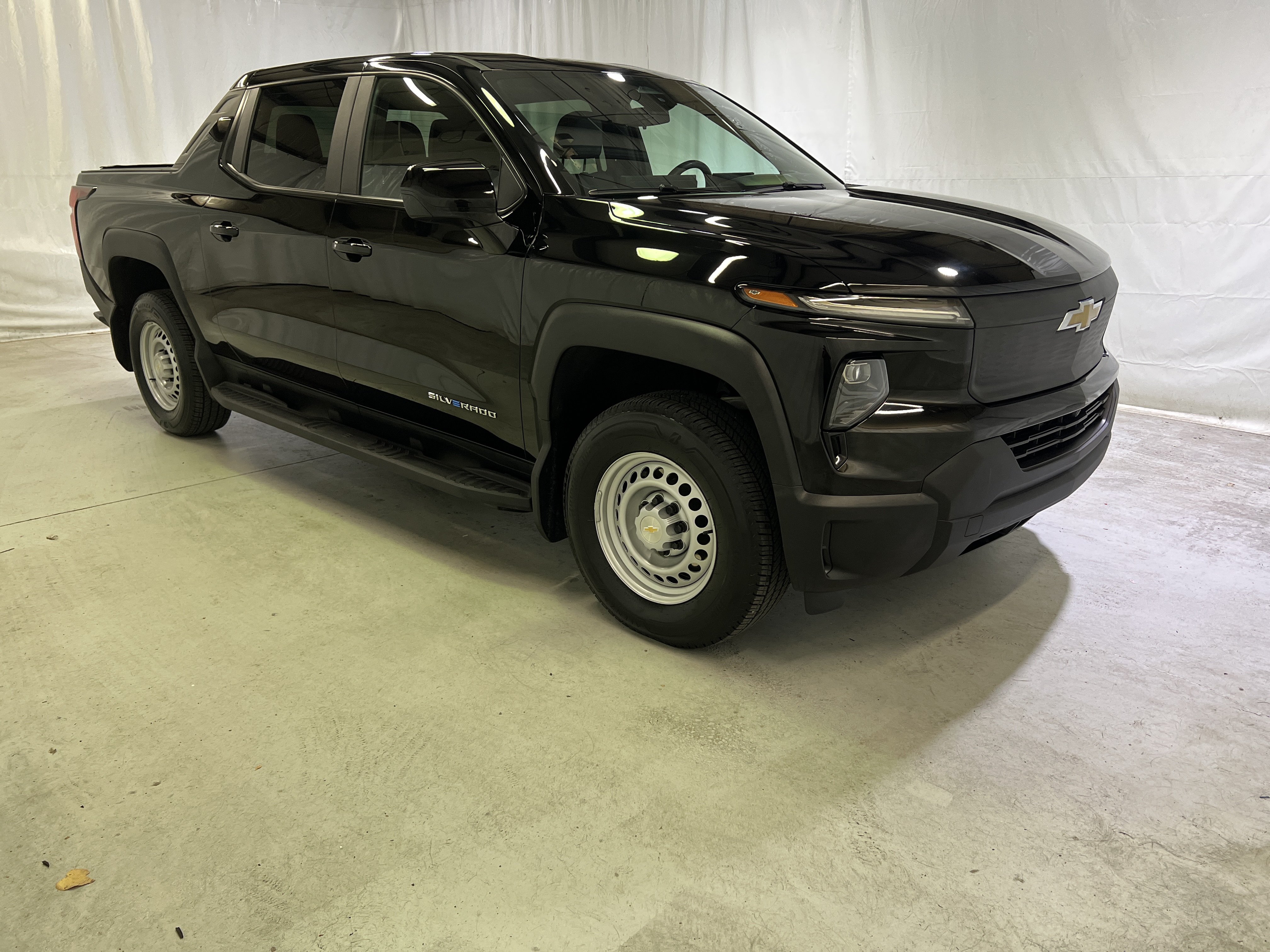 Used 2025 Chevrolet Silverado EV W/T AWD/4WD image 2