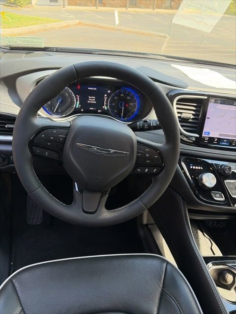 Used 2025 Chrysler Pacifica Limited image 14