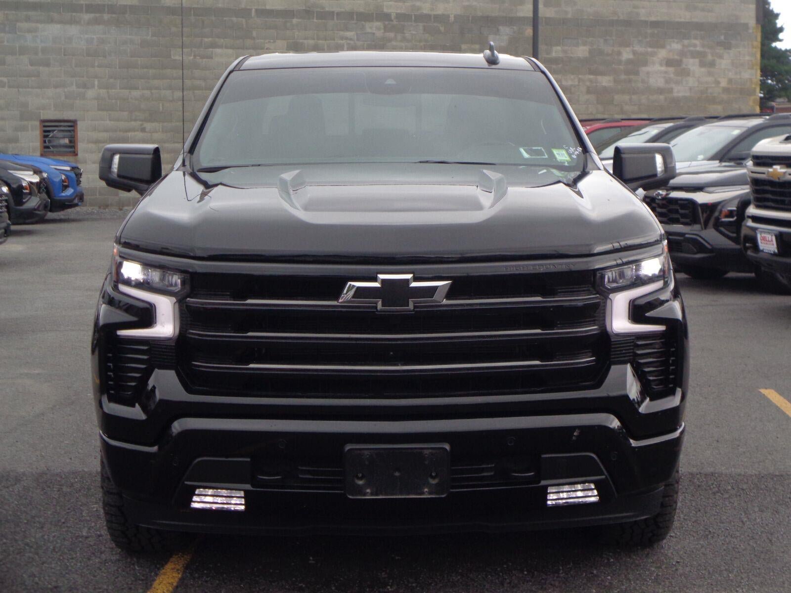 Used 2024 Chevrolet Silverado 1500 High Country w/ Midnight Edition AWD/4WD image 2