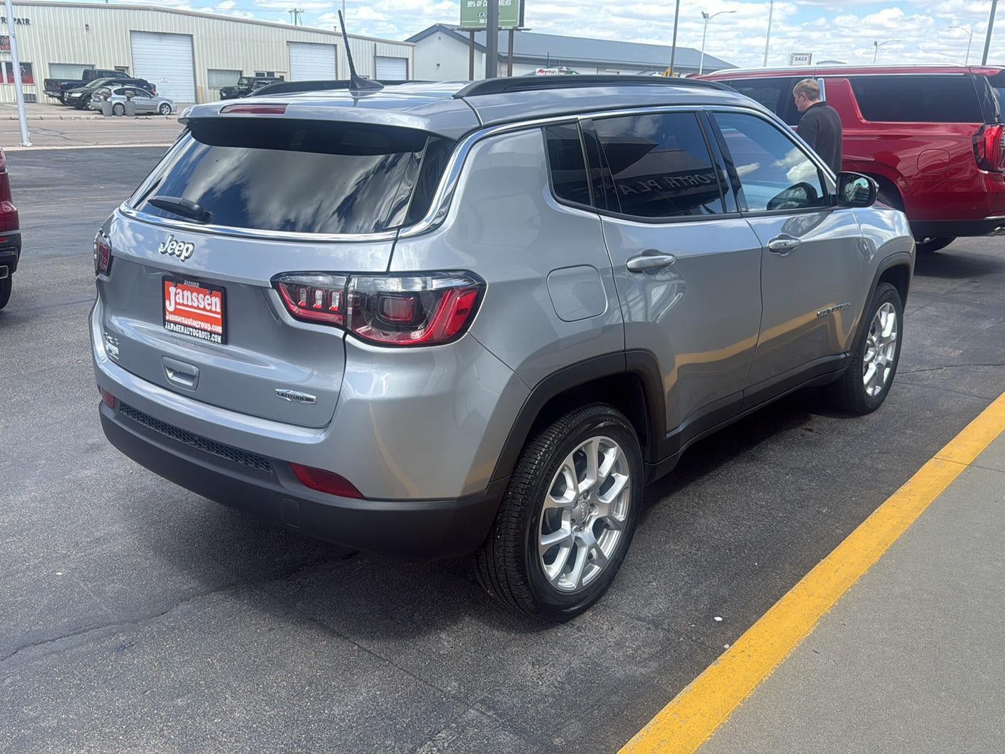 Used 2023 Jeep Compass Latitude AWD/4WD image 5