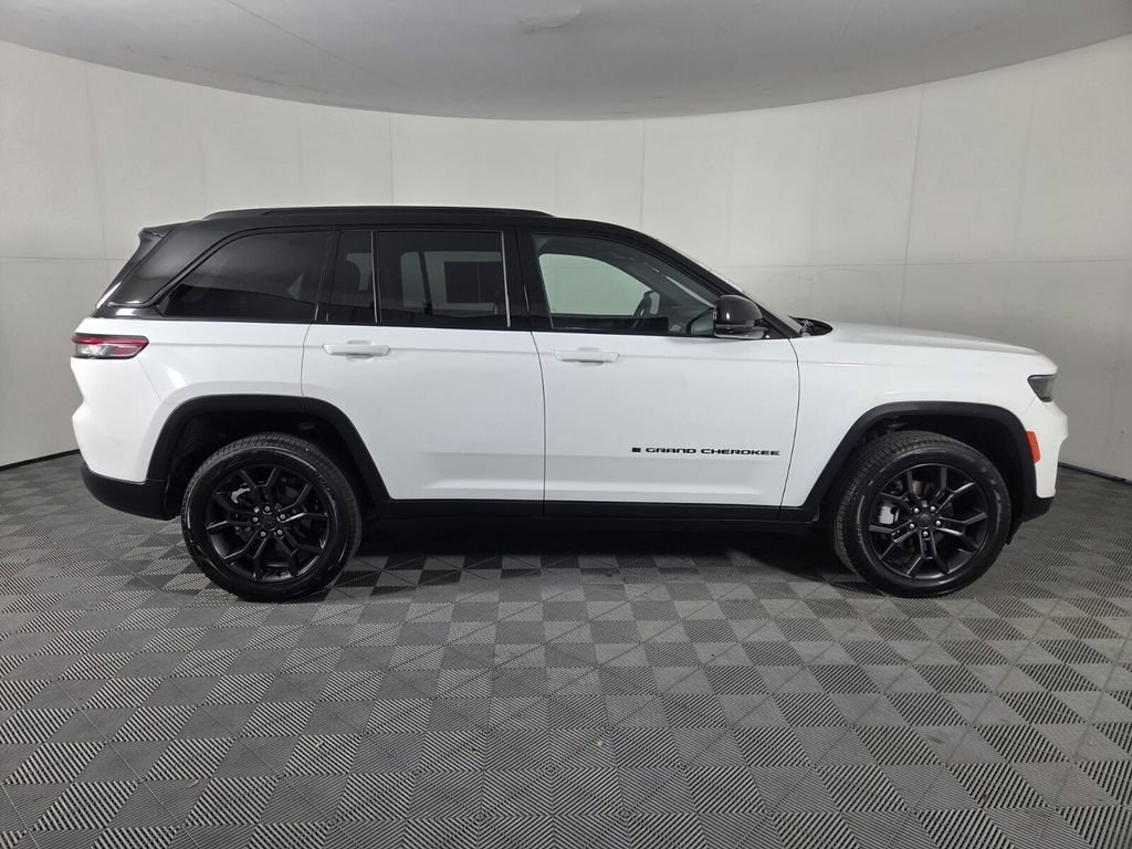 Used 2025 Jeep Grand Cherokee Limited w/ Trailer Tow Package AWD/4WD image 4