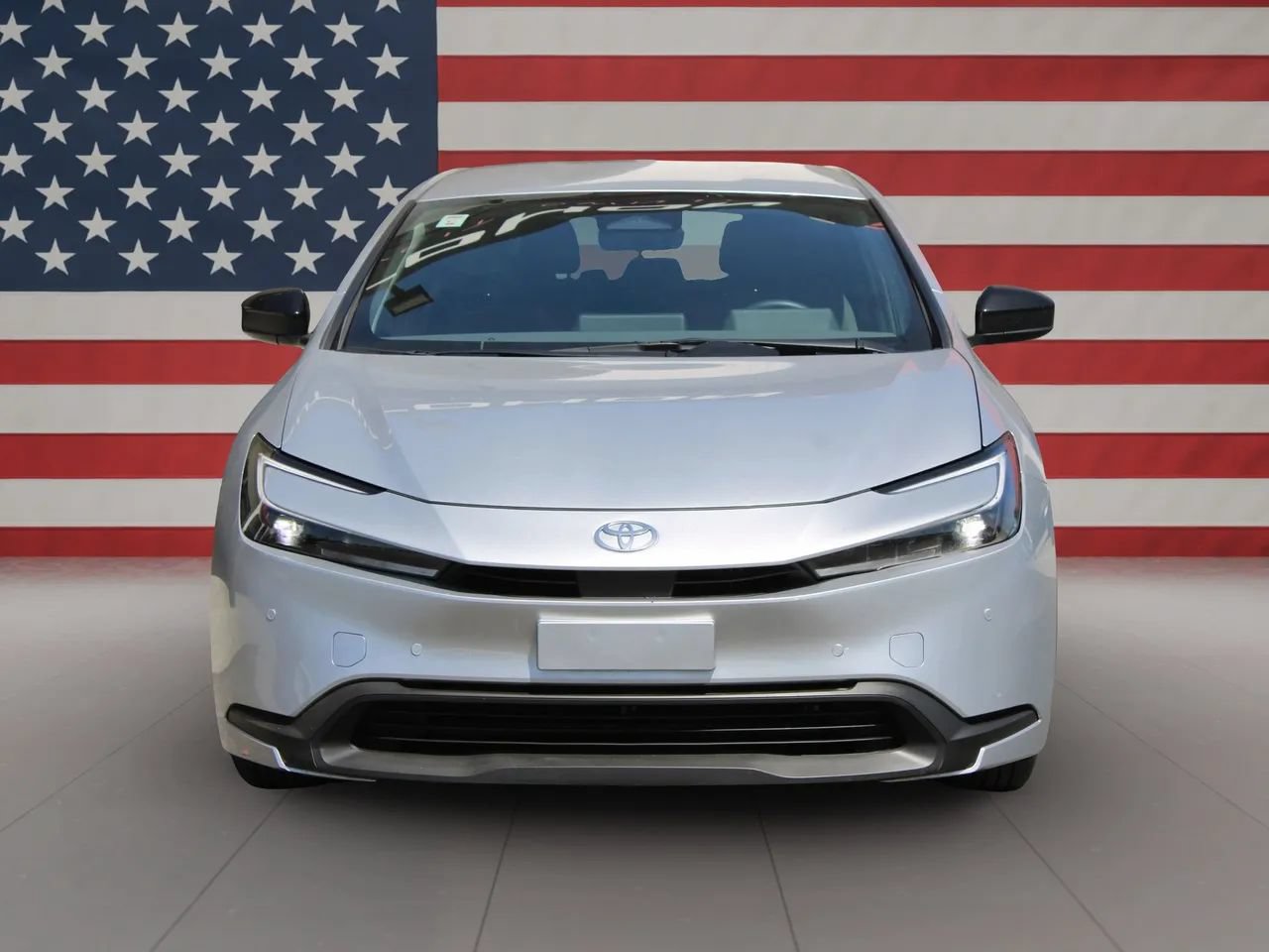 Used 2025 Toyota Prius LE FWD image 2