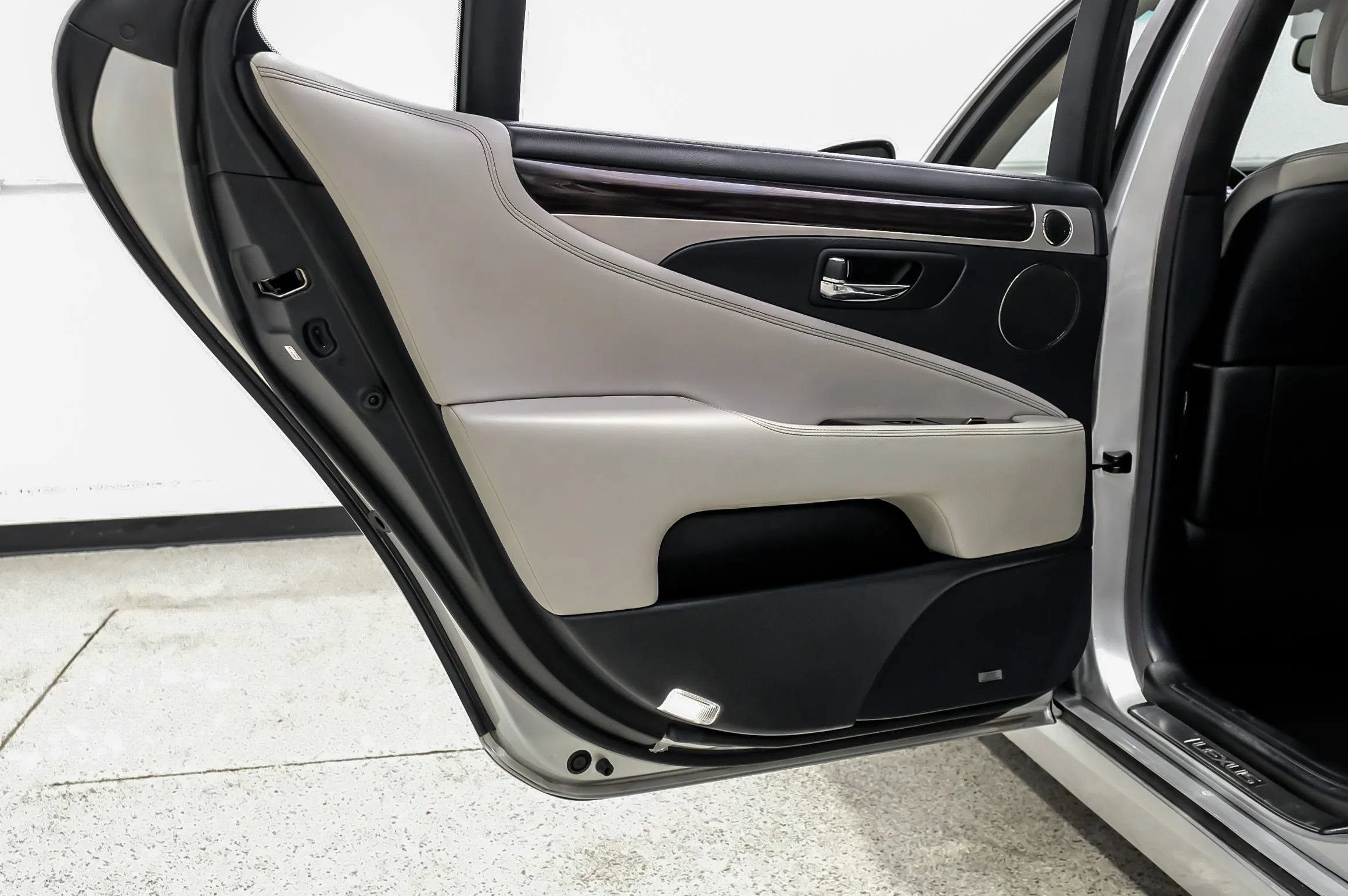 Used 2015 Lexus LS 460 L RWD image 48