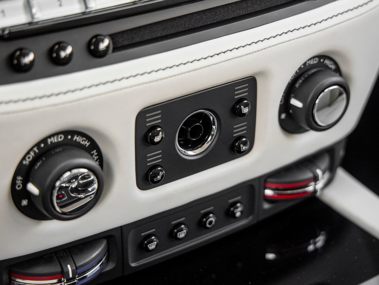 Used 2018 Rolls-Royce Wraith RWD image 34