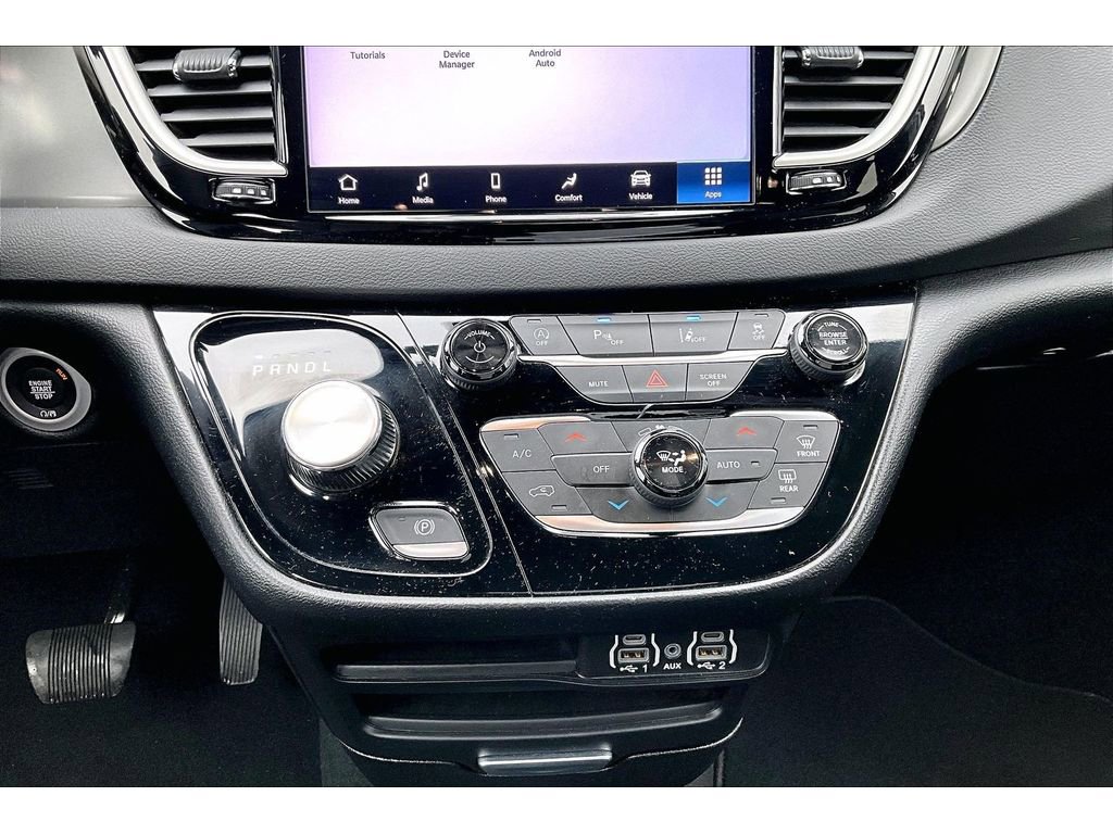 Used 2025 Chrysler Pacifica Select image 29