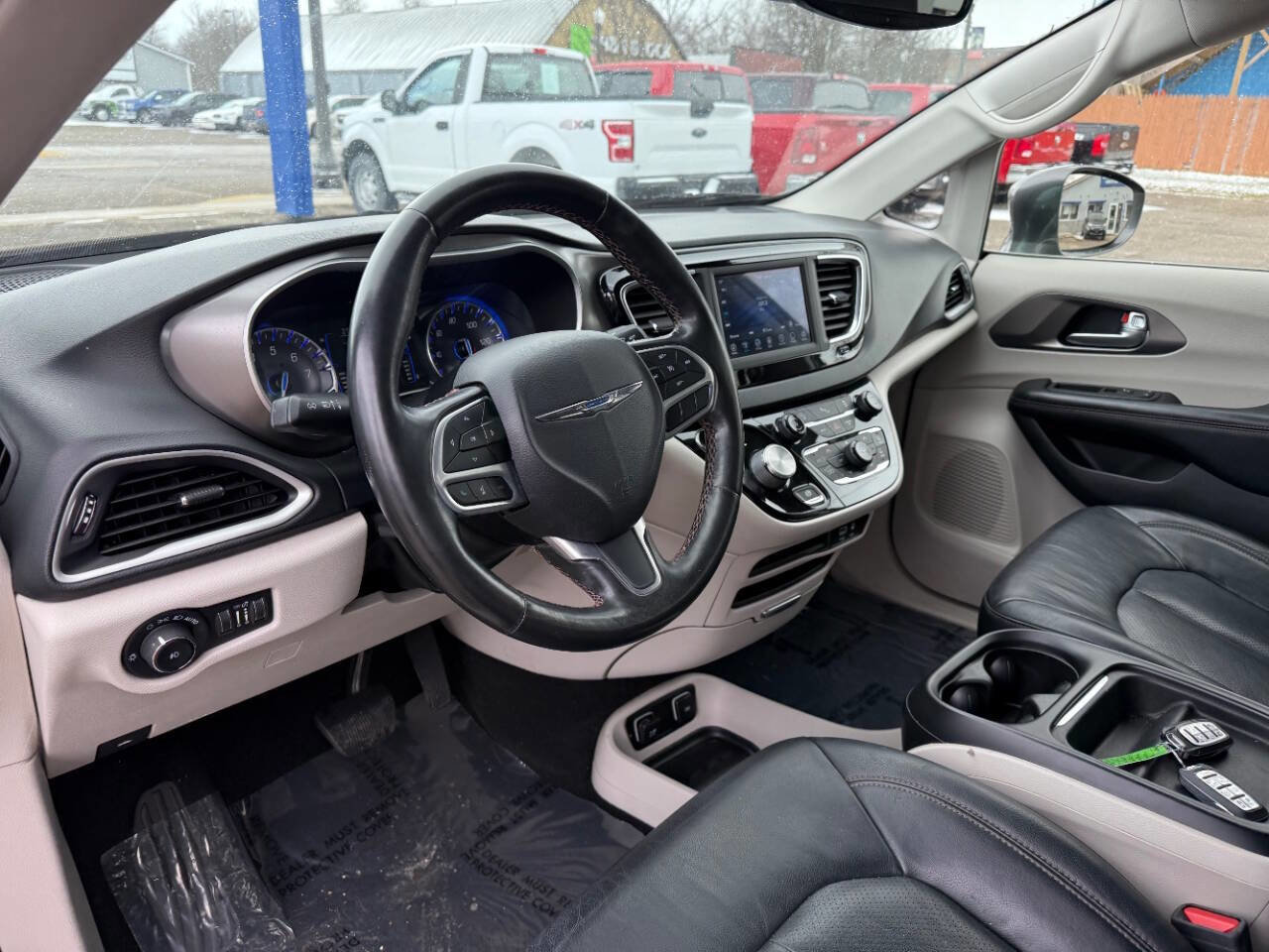 Used 2020 Chrysler Pacifica Touring-L FWD image 11