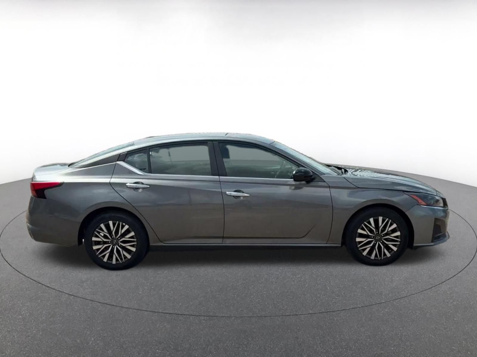 Used 2025 Nissan Altima 2.5 SV FWD image 15