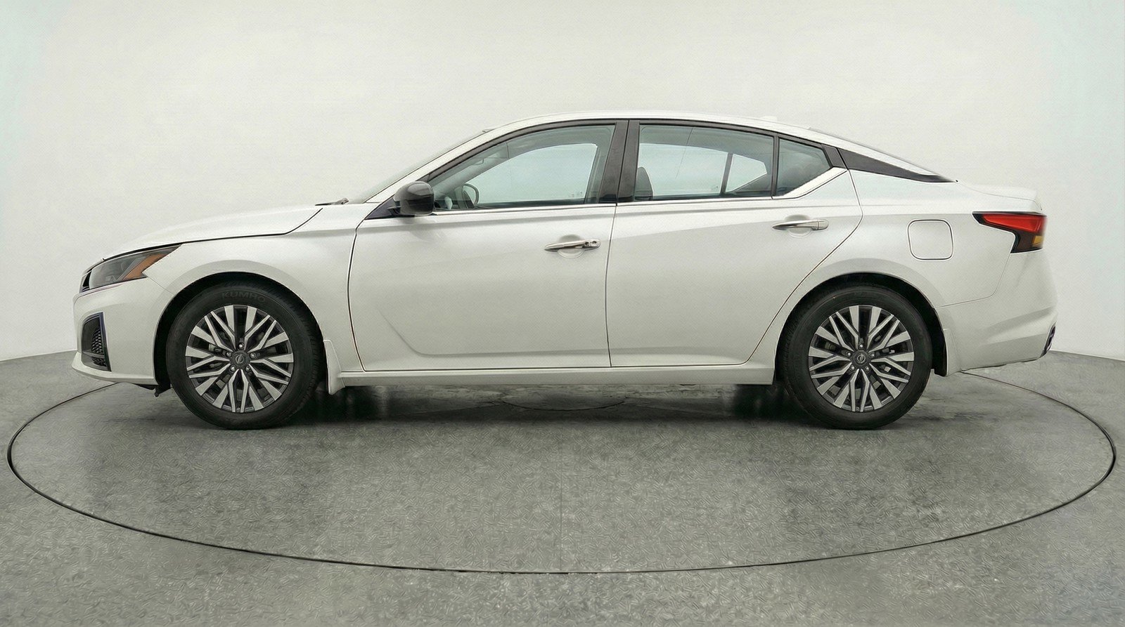 Used 2025 Nissan Altima 2.5 SV image 5