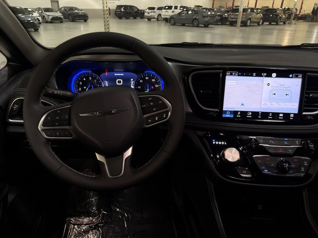 Used 2026 Chrysler Pacifica Limited FWD image 28