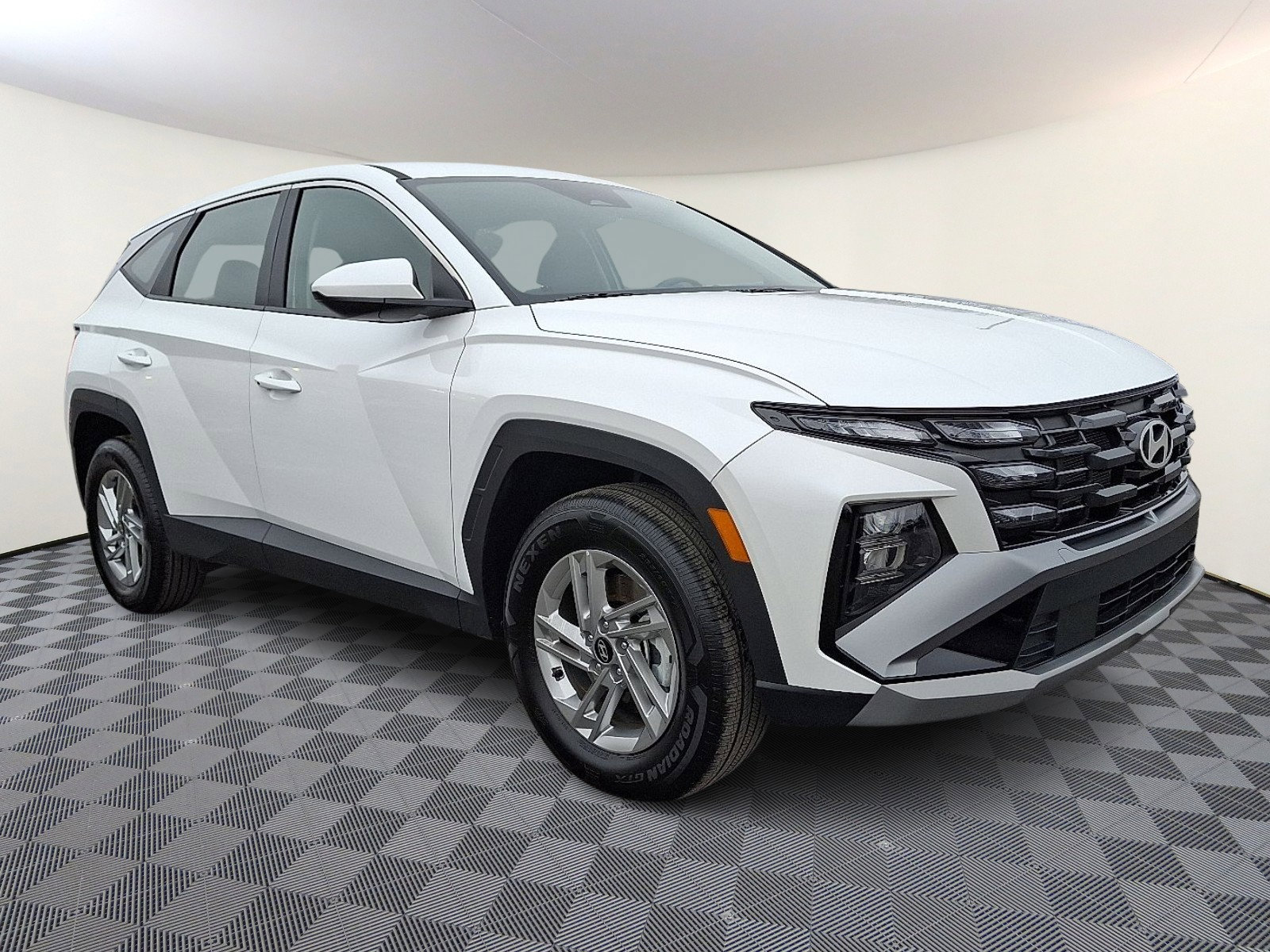 Used 2025 Hyundai Tucson SE AWD/4WD image 1