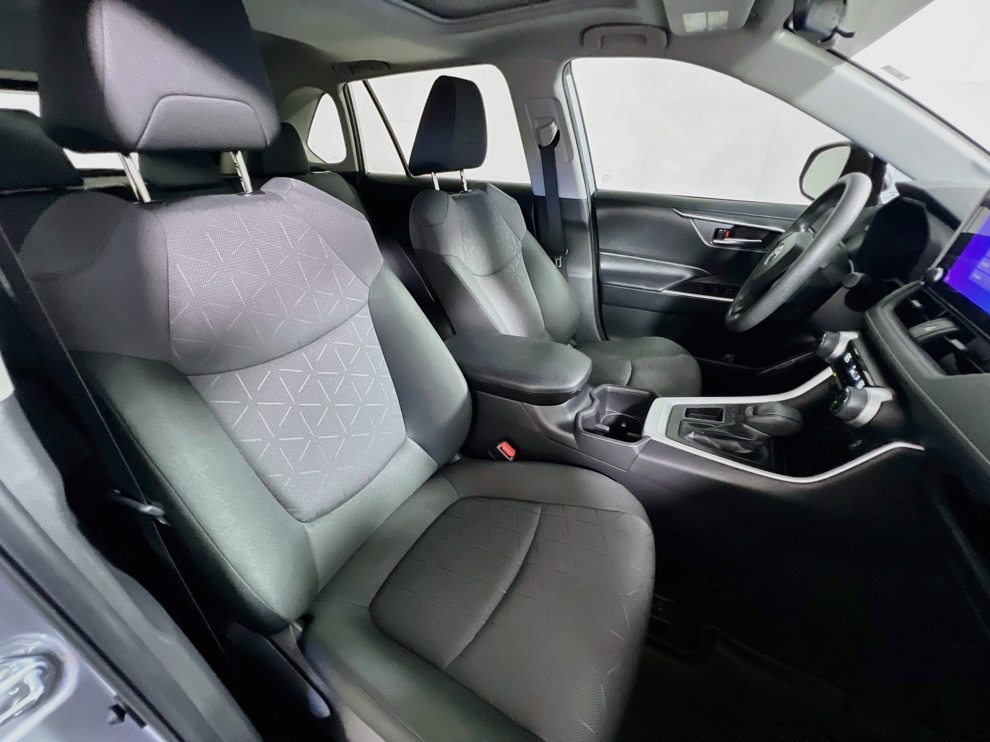 Used 2024 Toyota RAV4 XLE FWD image 30