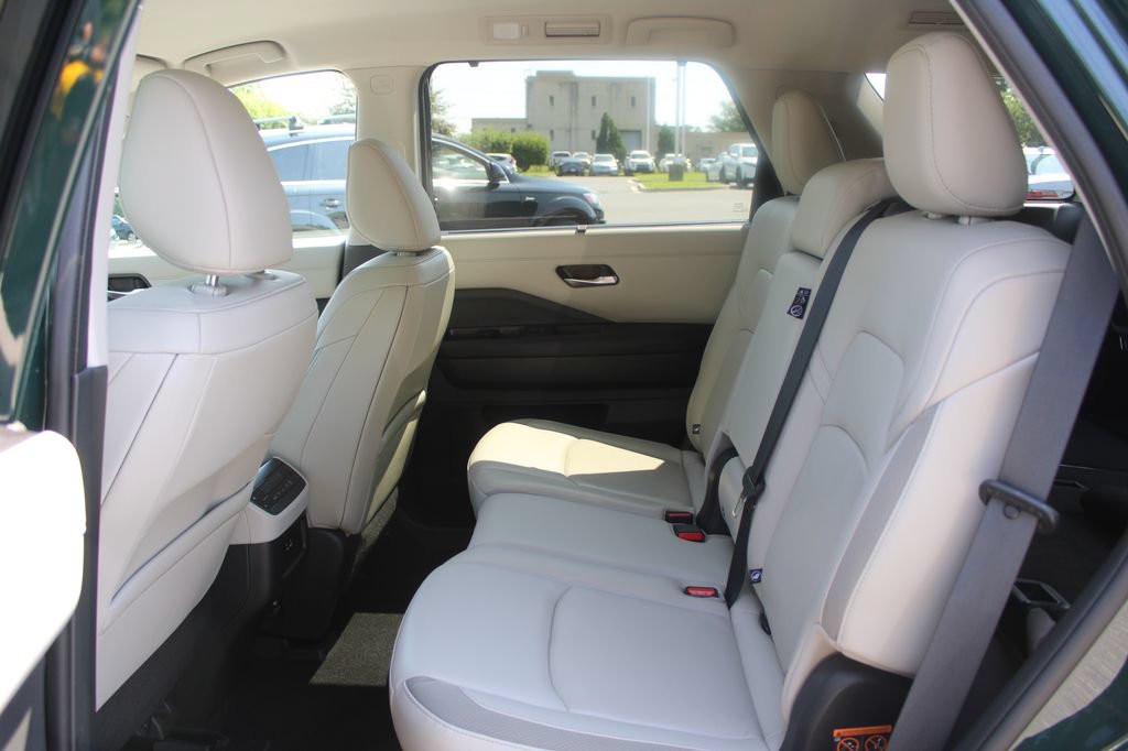 Used 2022 Nissan Pathfinder SL AWD/4WD image 10