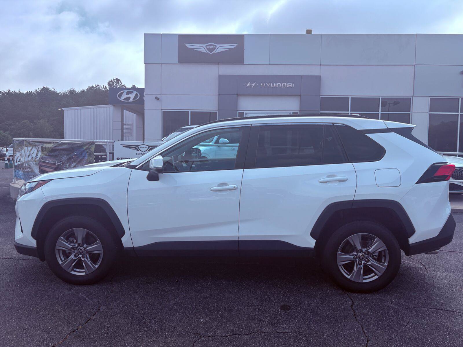 Used 2024 Toyota RAV4 XLE FWD image 4