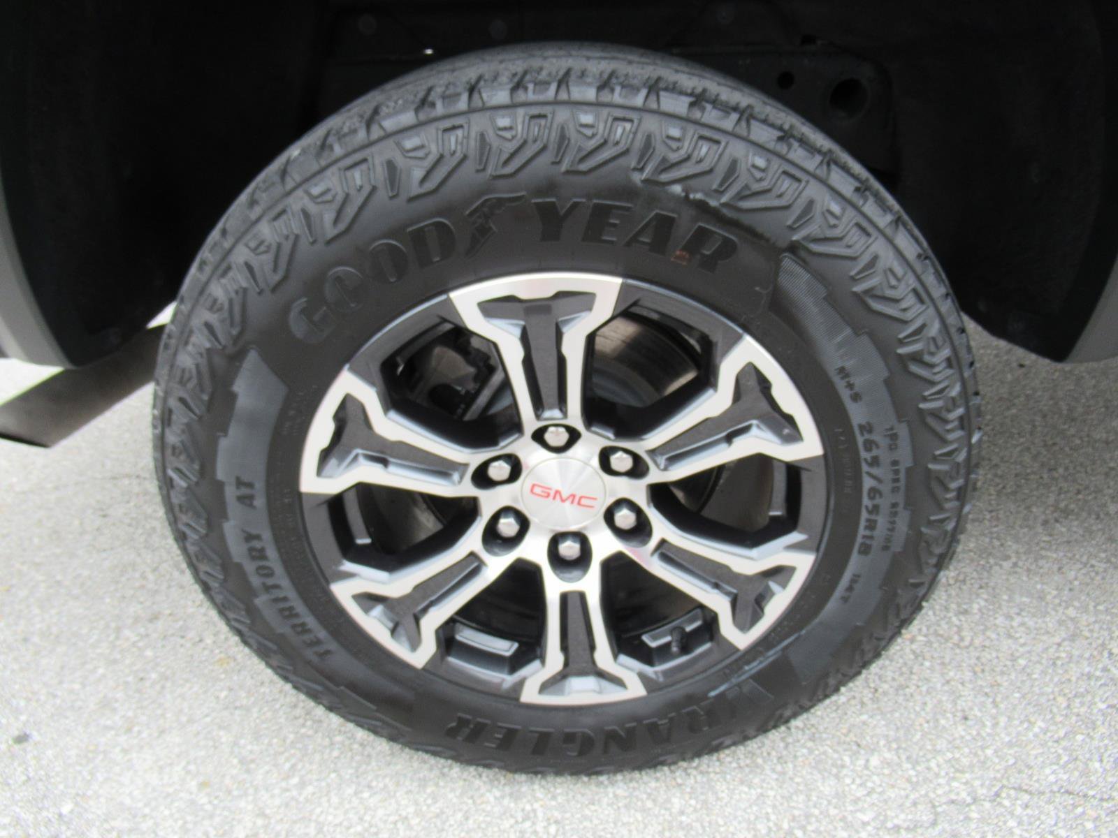 Used 2023 GMC Canyon AT4 w/ AT4 Premium Package AWD/4WD image 9