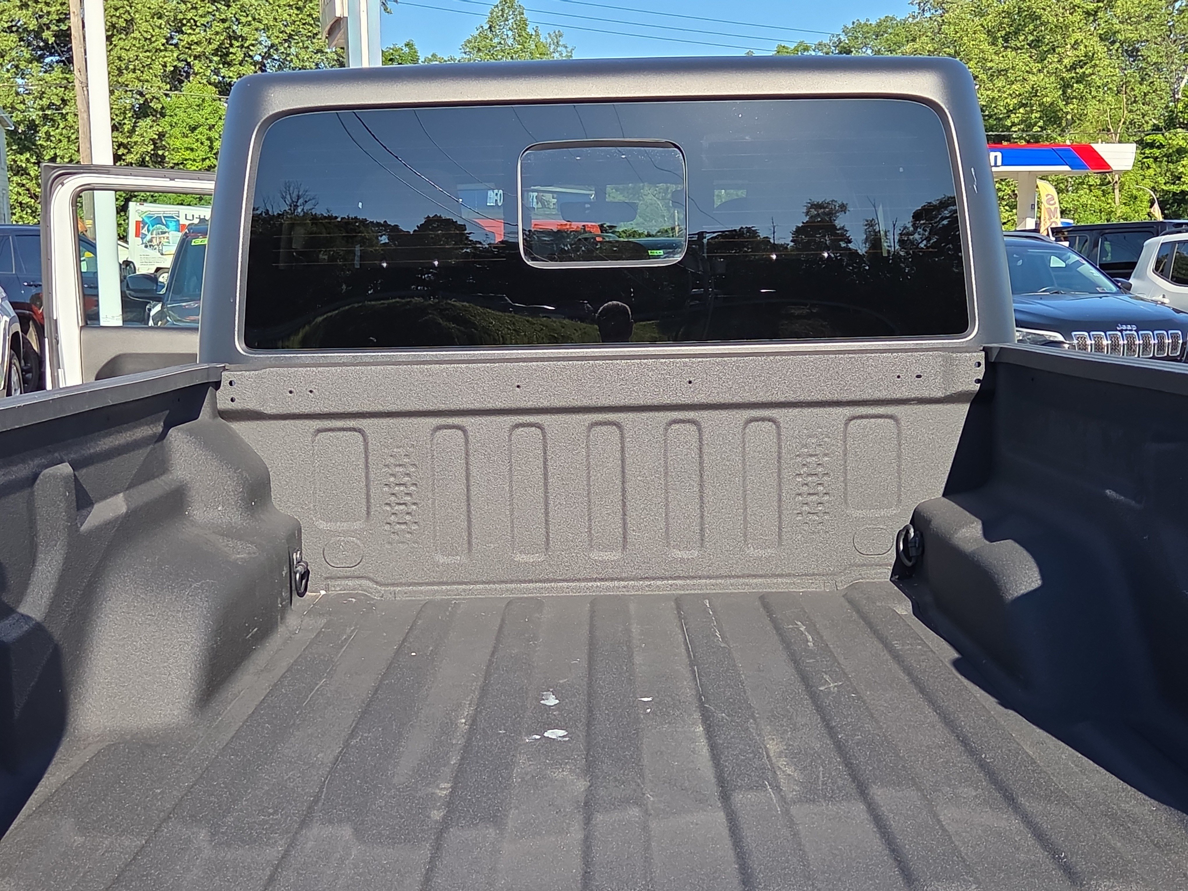 Certified 2022 Jeep Gladiator Overland AWD/4WD image 32