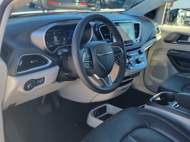 Certified 2024 Chrysler Pacifica Select image 12