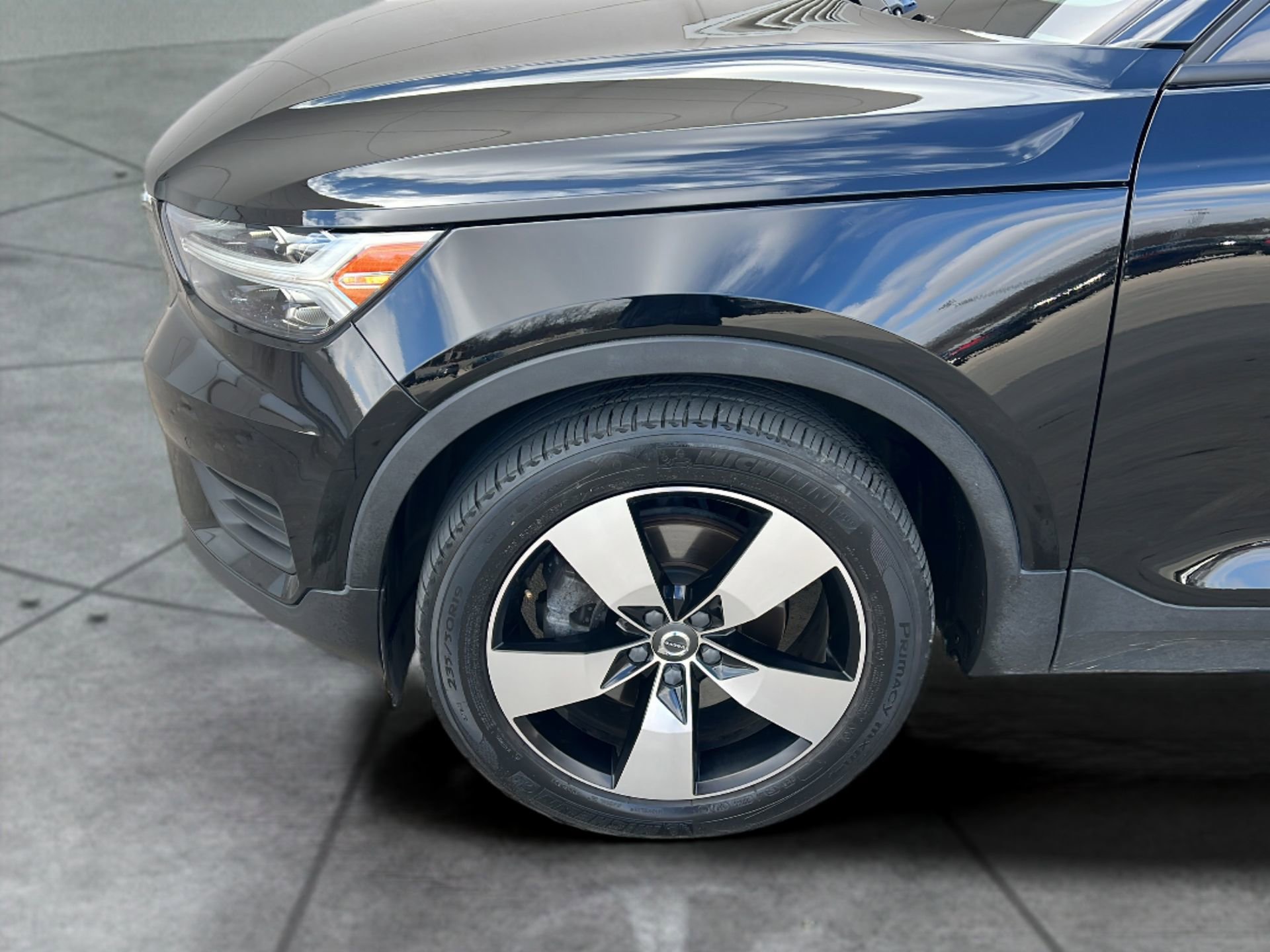 Used 2020 Volvo XC40 T4 Momentum w/ Premium Package image 9