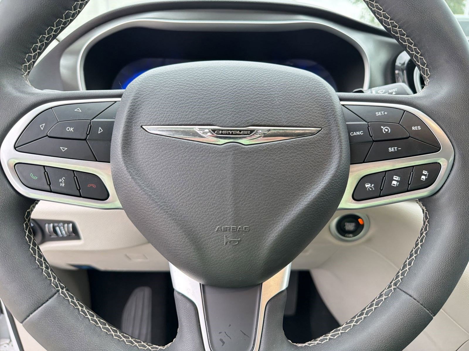 Used 2024 Chrysler Pacifica Touring-L FWD image 16