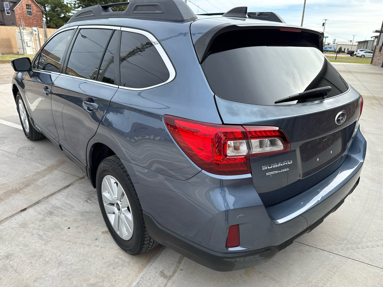 Used 2017 Subaru Outback 2.5i Premium image 11