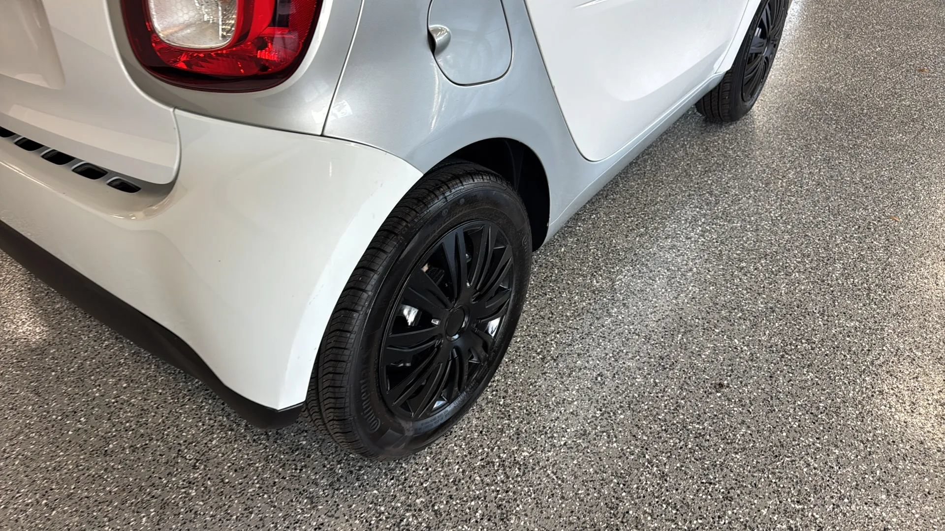 Used 2017 smart fortwo pure RWD image 35