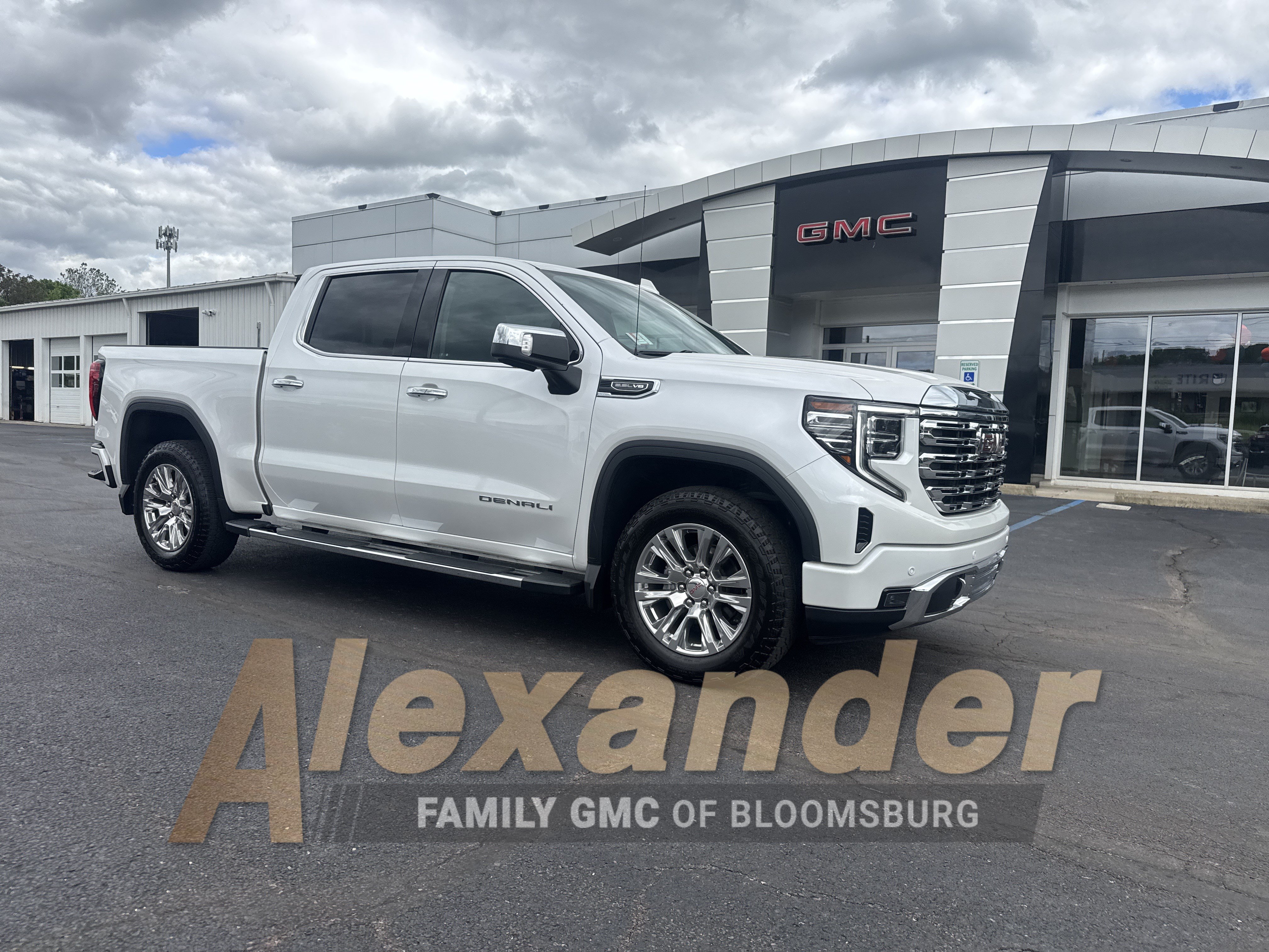 Used 2024 GMC Sierra 1500 Denali w/ Technology Package AWD/4WD image 1