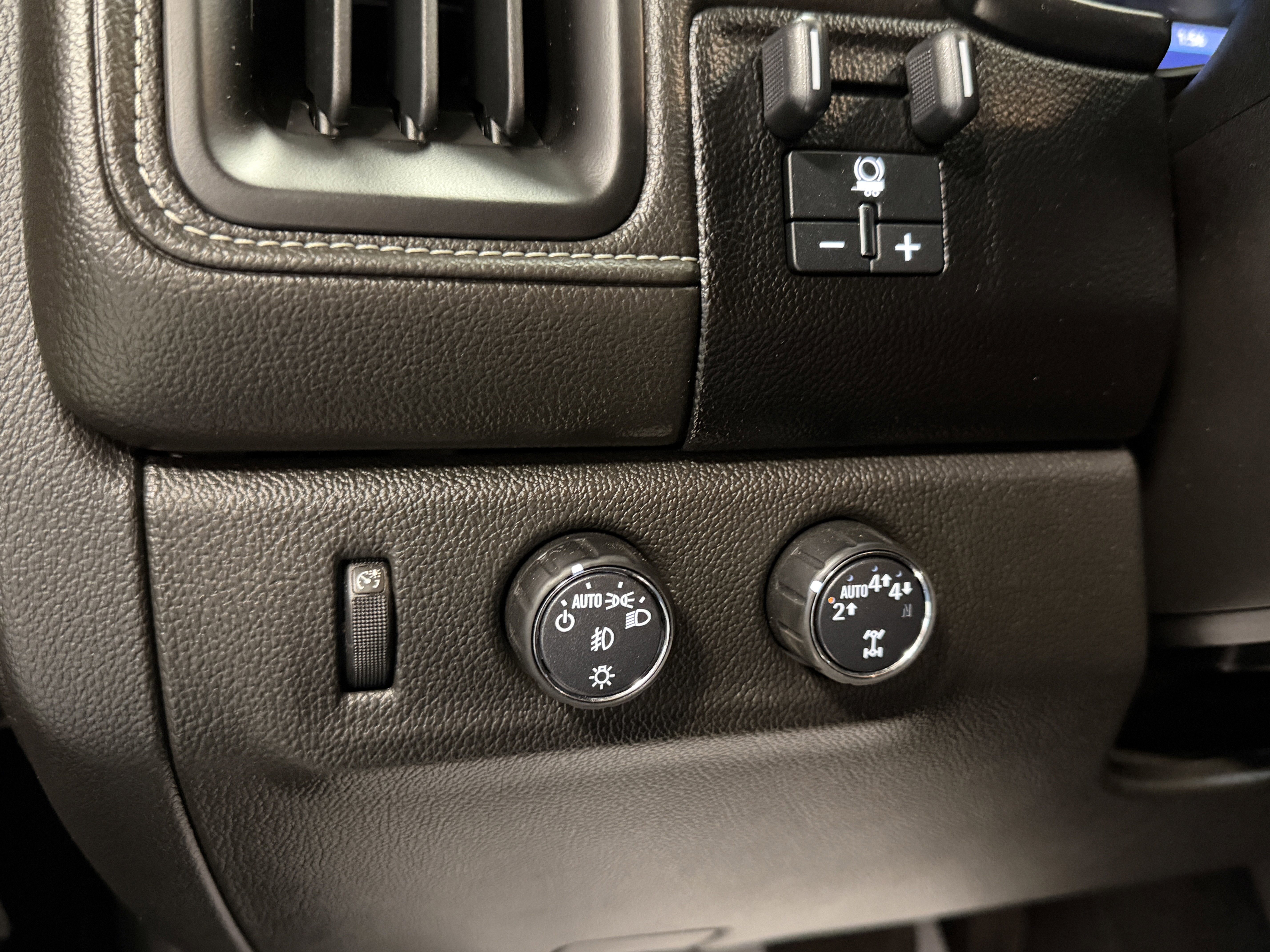 Used 2022 GMC Canyon Denali w/ Denali Black Edition Package image 18