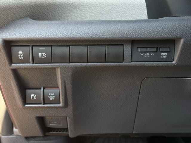 Used 2022 Toyota Sienna XLE FWD image 23