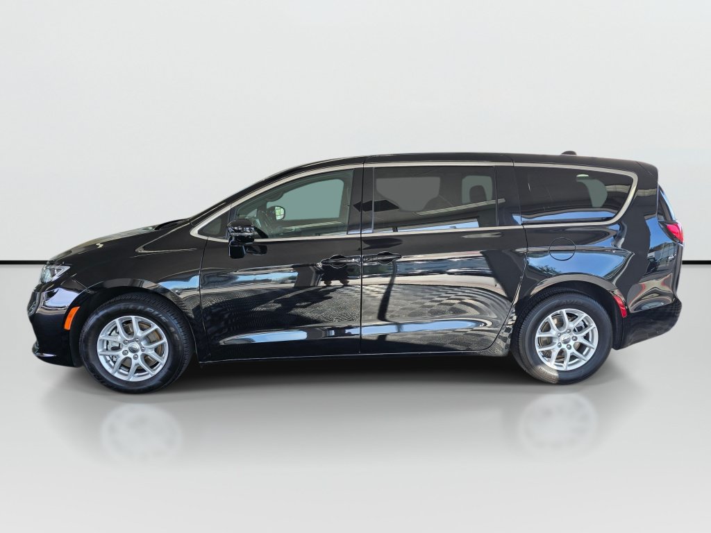 Used 2025 Chrysler Pacifica Select FWD image 2