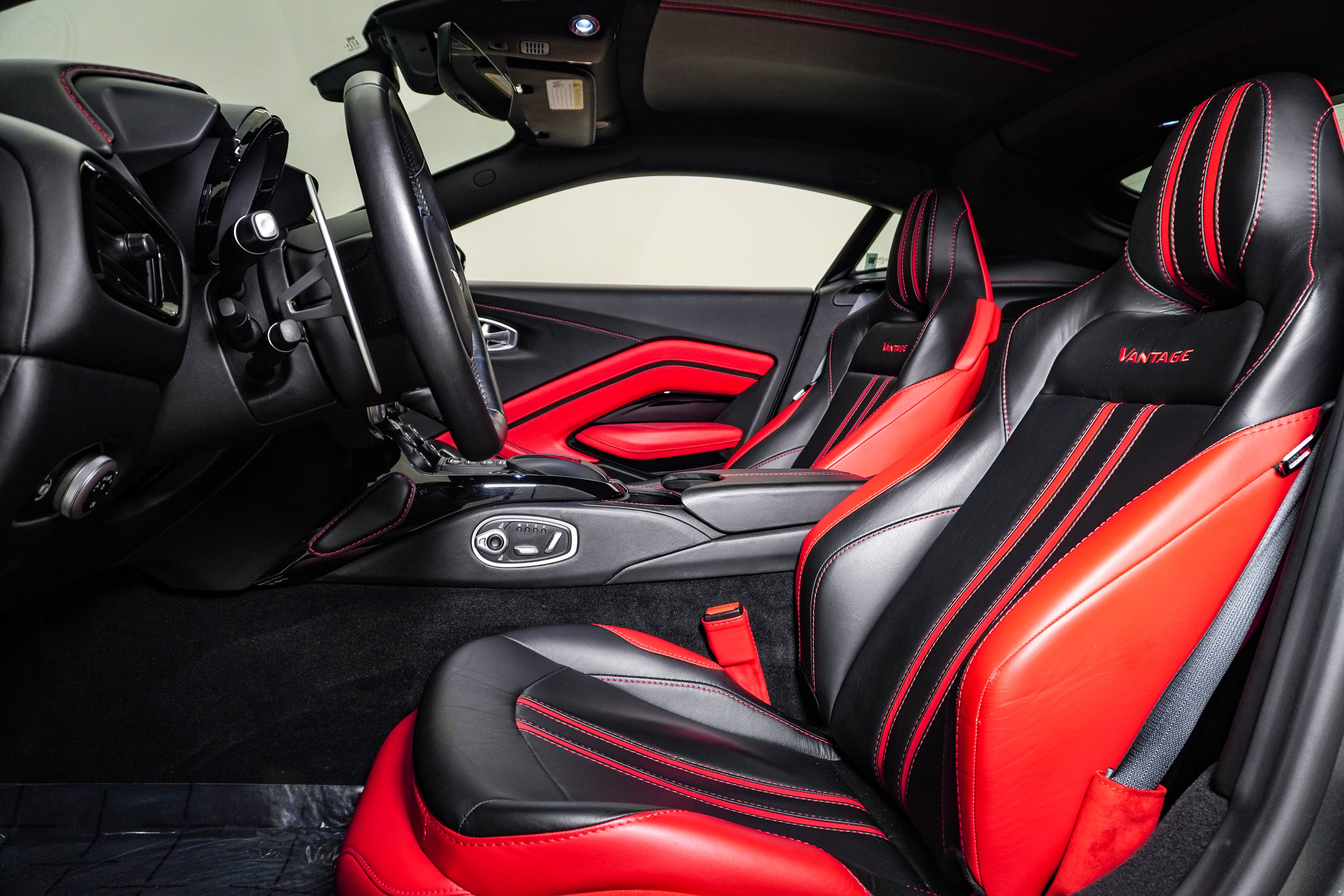 Used 2019 Aston Martin V8 Vantage Coupe RWD image 20