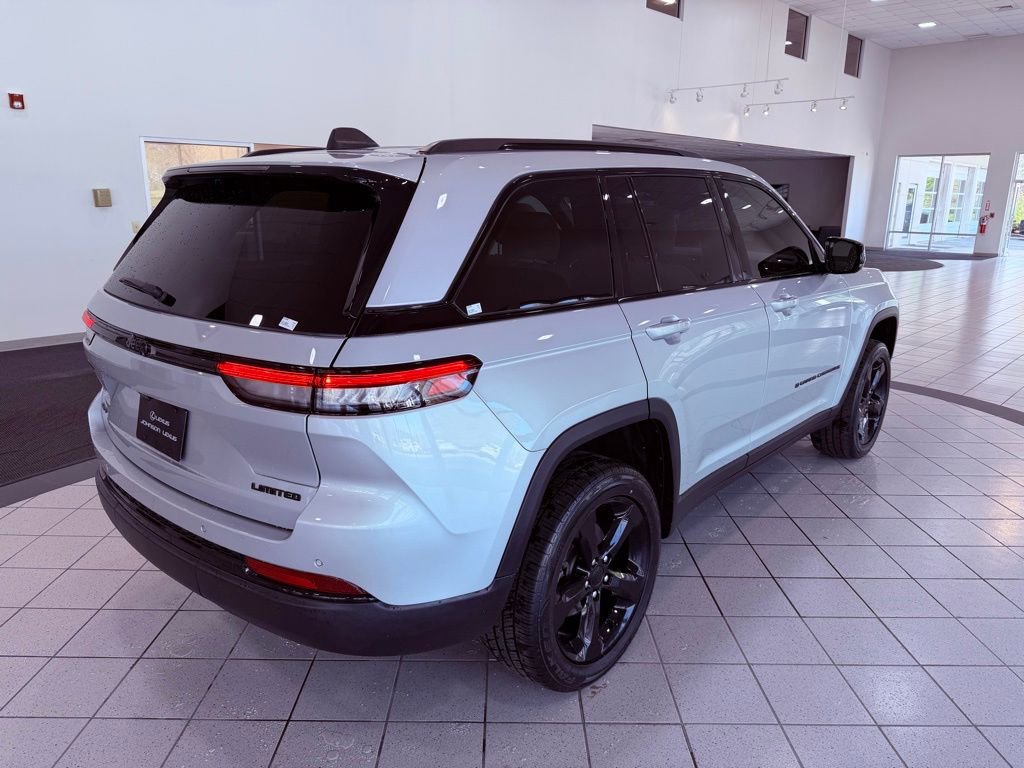 Used 2024 Jeep Grand Cherokee Limited w/ Black Appearance Package image 15