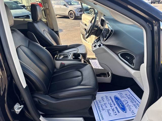 Used 2024 Chrysler Pacifica Touring-L FWD image 41