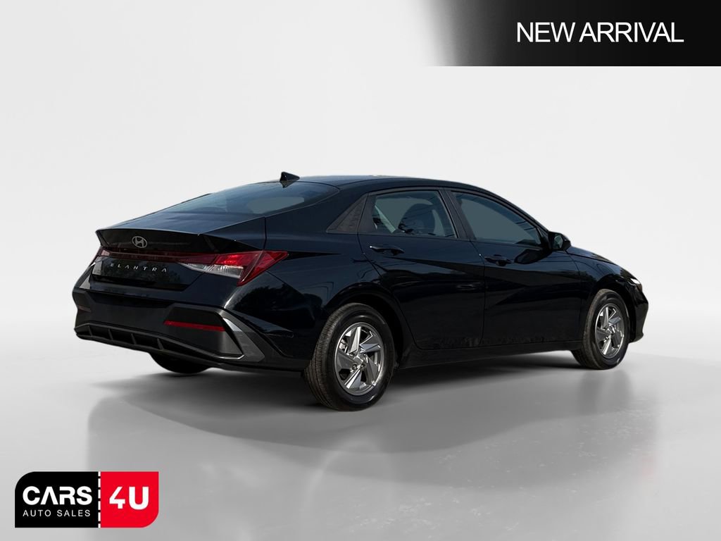 Used 2025 Hyundai Elantra SE w/ Cargo Package image 7