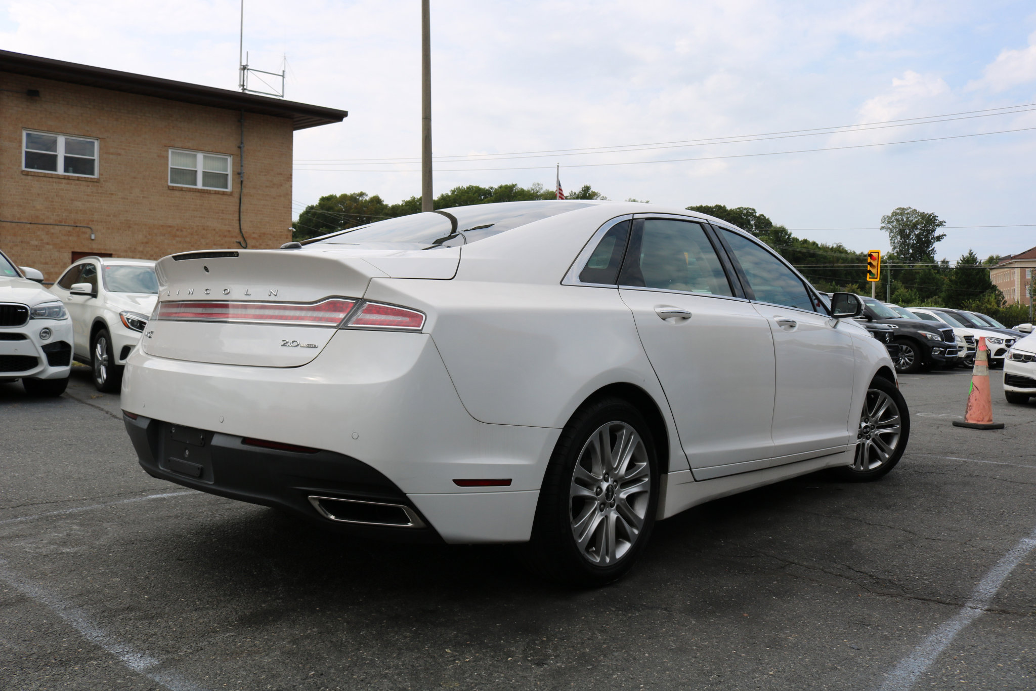 Used 2016 Lincoln MKZ image 2