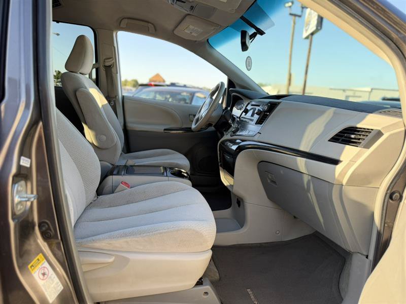 Used 2014 Toyota Sienna LE FWD image 20