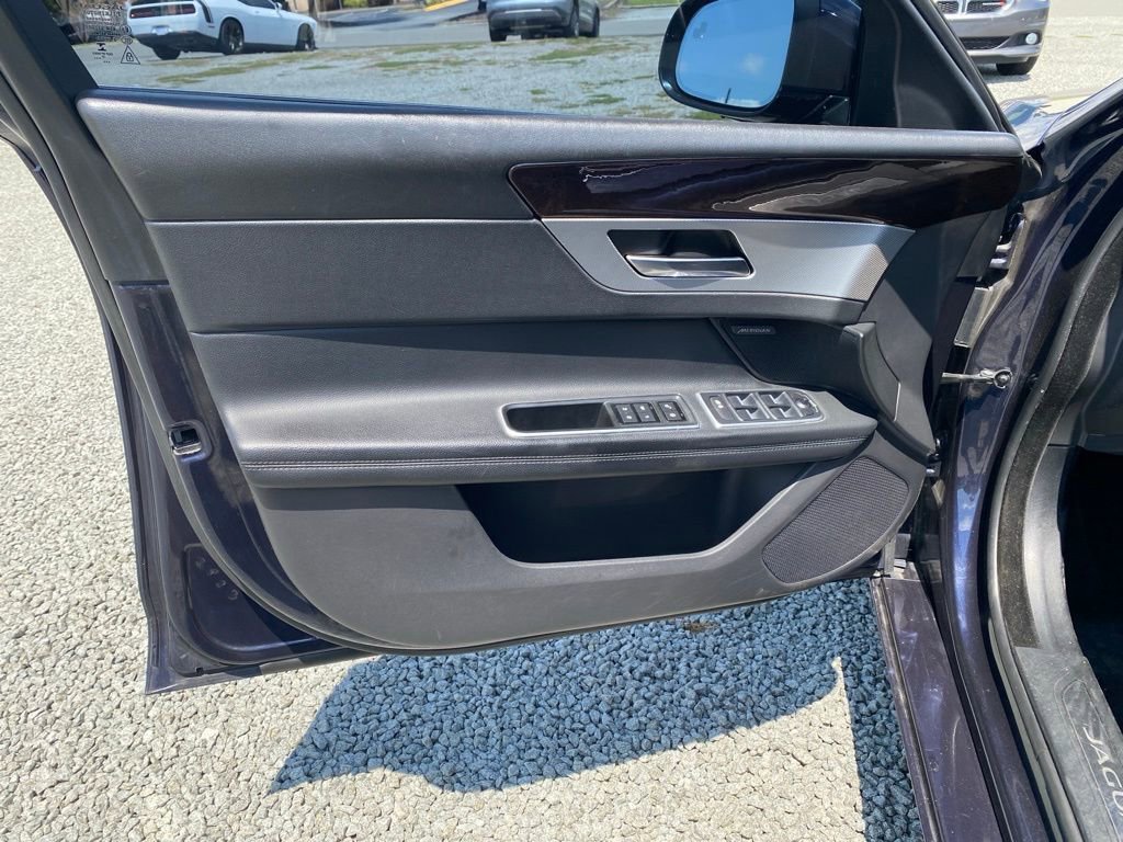Used 2018 Jaguar XF Prestige image 9