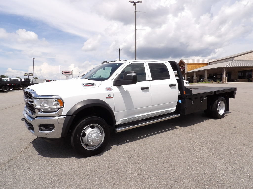 Used 2024 RAM 5500 Tradesman w/ Chrome Appearance Group AWD/4WD image 3