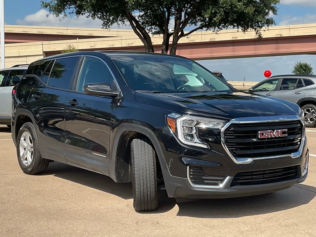 Used 2024 GMC Terrain SLE FWD image 3